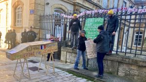 Colère des agriculteurs : un cercueil symbolique accroché à la grille de la préfecture de la Lozère