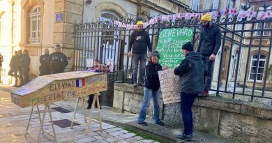 Colère des agriculteurs : un cercueil symbolique accroché à la grille de la préfecture de la Lozère