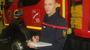 « Concilier ma passion pour le dessin et les pompiers » : ce chef de caserne dans la Manche a