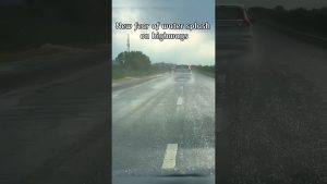 Conduite sur autoroute sous la pluie : sécurité avant tout