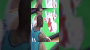 Conrad McRae propulse le tir d'Alain Digbeu dans l'espace ! 🚀🏀