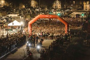 Image toujours tr&egrave;s impressionnante, le d&eacute;part de la foule place de Verdun, sur les coups de 20h.