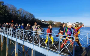 DIRECT - À Douarnenez, 300 manifestants en soutien aux occupants des Roches Blanches