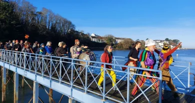 DIRECT - À Douarnenez, 300 manifestants en soutien aux occupants des Roches Blanches