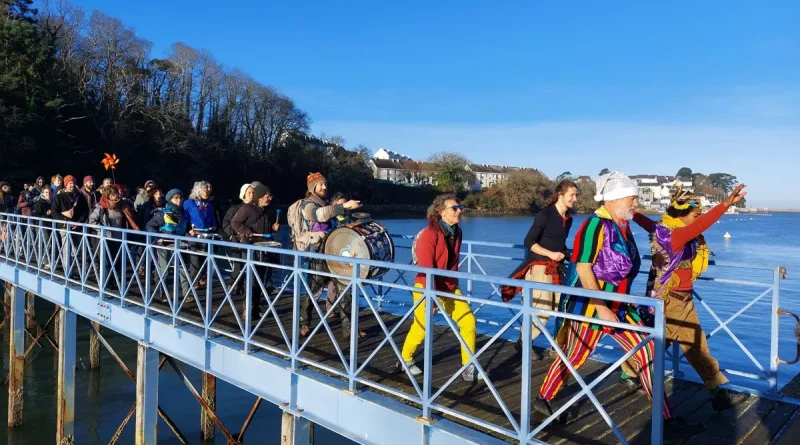DIRECT - À Douarnenez, 300 manifestants en soutien aux occupants des Roches Blanches