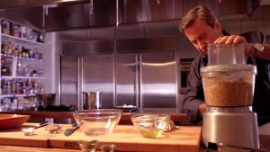 Daniel Boulud prépare un consommé de poulet