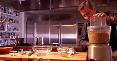 La Magie du Consommé de Poulet par Daniel Boulud Daniel Boulud prépare un consommé de poulet