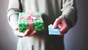 De plus en plus de Français revendent leurs cadeaux de Noël pour épargner