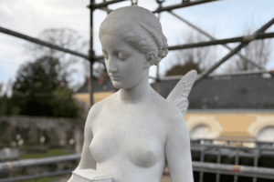 Décapitée, le sein gauche arraché, après bien des péripéties, la statue de Psyché restaurée retrouve le jardin de la Perrine à Laval