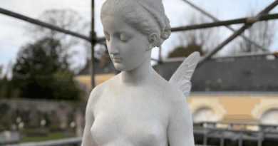 Décapitée, le sein gauche arraché, après bien des péripéties, la statue de Psyché restaurée retrouve le jardin de la Perrine à Laval