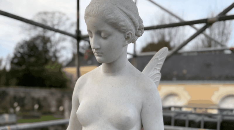 Décapitée, le sein gauche arraché, après bien des péripéties, la statue de Psyché restaurée retrouve le jardin de la Perrine à Laval