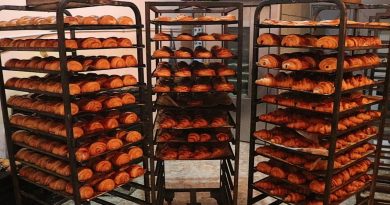 Découvrez en direct la fabrication de pains au chocolat et gâteaux marocains