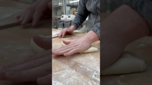 Découvrez l'Art de Façonner la Baguette Française 🥖