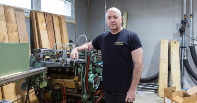 Depuis la Suisse, cet extrémiste de droite américain atteint des centaines de milliers de personnes