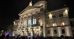 Des centaines de manifestants à Berne contre la violence envers les femmes | RTS