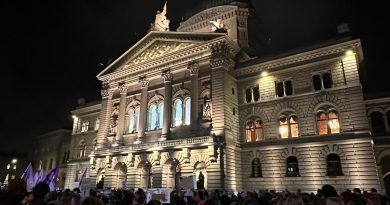 Des centaines de manifestants à Berne contre la violence envers les femmes | RTS