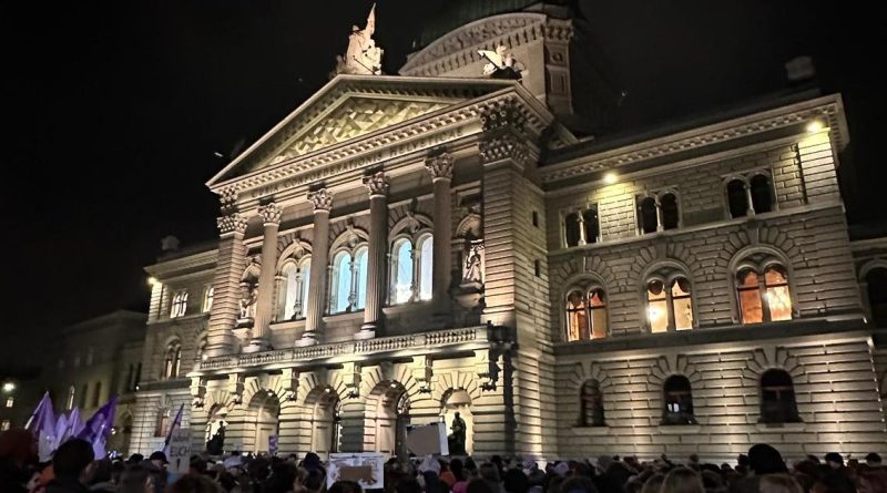 Des centaines de manifestants à Berne contre la violence envers les femmes | RTS