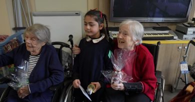 Des enfants offrent des lumignons aux résidents d'un Ehpad pour La Fête des Lumières