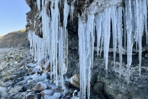 EN IMAGES. "C'est magnifique" : avec le froid, le retour des stalactites et cascades de glace sur les falaises du littoral