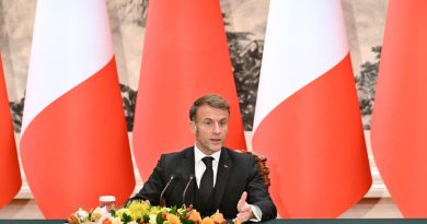 Emmanuel Macron menace la Chine de droits de douane sur ses produits