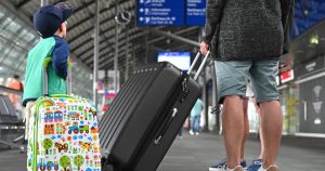 Empêcher un parent de voir son enfant doit être sanctionné, selon le Parlement | RTS