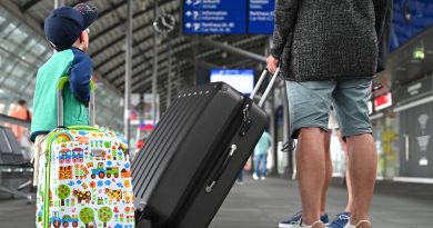 Empêcher un parent de voir son enfant doit être sanctionné, selon le Parlement | RTS