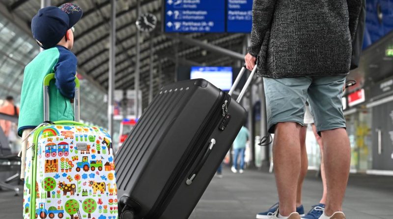 Empêcher un parent de voir son enfant doit être sanctionné, selon le Parlement | RTS