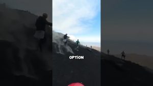 Éruption volcanique effrayante près des touristes