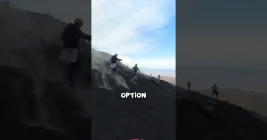 Éruption volcanique effrayante près des touristes