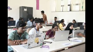 Étudiants au Hackathon National 24h INVENTRA 2K25 à KLE Chikodi