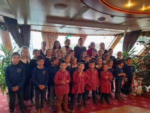 Eure : des écoliers chantent Noël pour des touristes américains