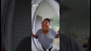 Fille OUBLIÉE DEHORS lors d'un TORNADO MORTEL