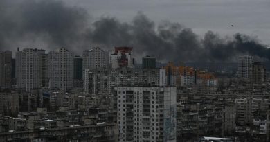 Fortes explosions à Kiev à la veille de la rencontre Trump-Zelensky en Floride | RTS