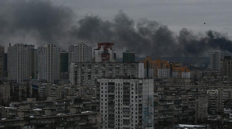 Fortes explosions à Kiev à la veille de la rencontre Trump-Zelensky en Floride | RTS