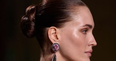 French twist : réalisez facilement ce chignon banane moderne en quelques minutes