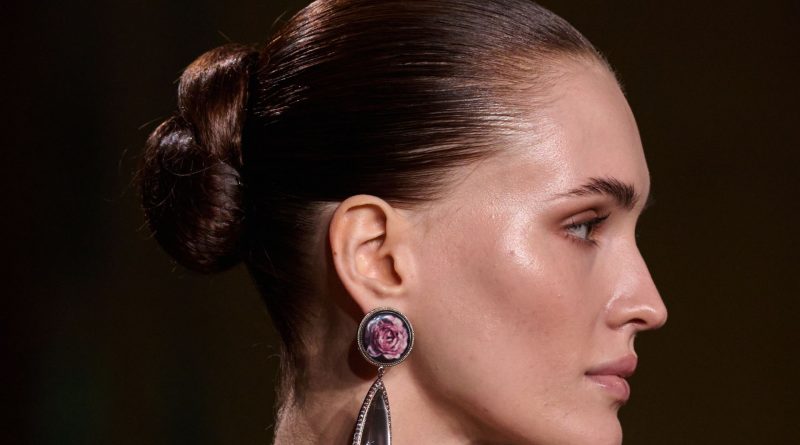 French twist : réalisez facilement ce chignon banane moderne en quelques minutes