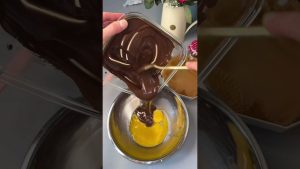 Gâteau au chocolat : 2 ingrédients, sans sucre ni farine ! 😋