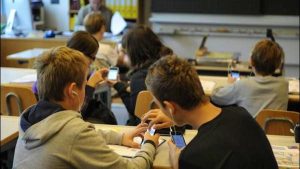 Genève: près de 1600 portables confisqués en trois mois d'interdiction