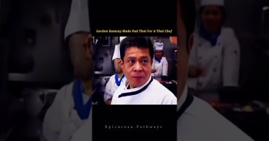 Gordon Ramsay prépare un Pad Thaï avec un chef thaïlandais.