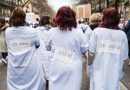 Soignantes en manifestation de dos, blouses, en grève