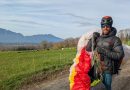 Guilhem vient d'atterrir et replie son parapente sur la route à Méry - ICI