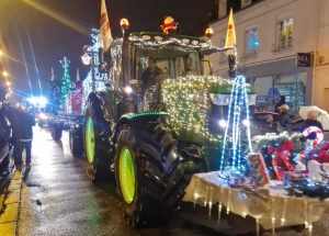 IMAGES ET VIDEO. Noël à Bourg-Achard : le défilé de tracteurs illuminés fait le bonheur du public