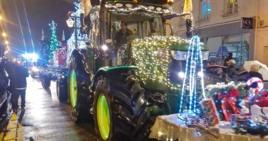 IMAGES ET VIDEO. Noël à Bourg-Achard : le défilé de tracteurs illuminés fait le bonheur du public