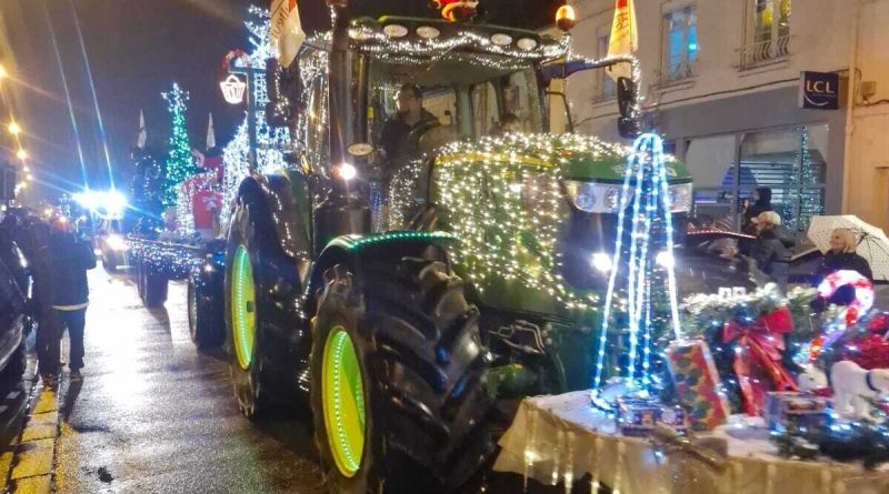 IMAGES ET VIDEO. Noël à Bourg-Achard : le défilé de tracteurs illuminés fait le bonheur du public
