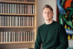 Il cherche à vous faire ouvrir un livre et redécouvrir les classiques : qui est ce jeune influenceur suisse d'Yverdon-les-Bains ?