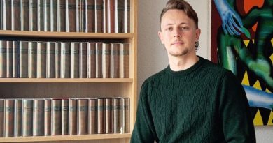 Il cherche à vous faire ouvrir un livre et redécouvrir les classiques : qui est ce jeune influenceur suisse d'Yverdon-les-Bains ?