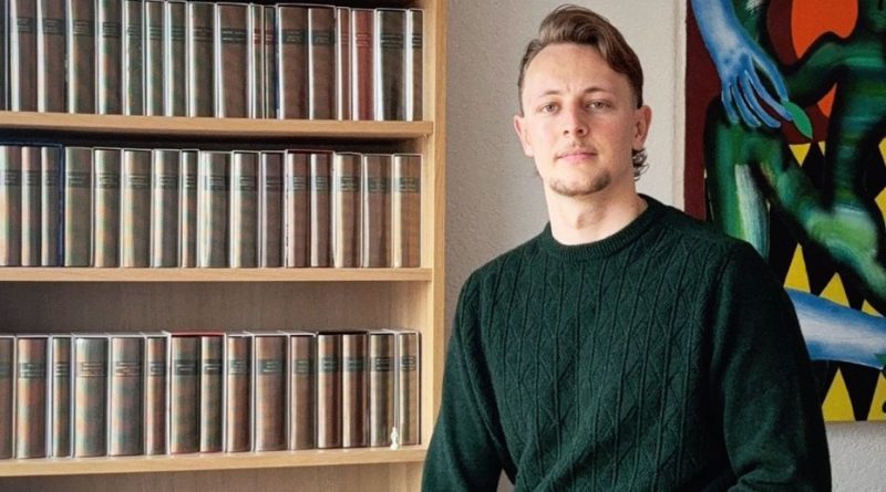 Il cherche à vous faire ouvrir un livre et redécouvrir les classiques : qui est ce jeune influenceur suisse d'Yverdon-les-Bains ?