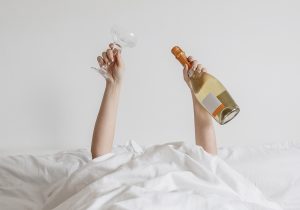 Nouvel An en solo : certains préfèrent passer la soirée seuls entre YouTube et sommeil