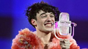 "Incarnez vos valeurs" : contre la participation d'Israël, Nemo rend son trophée de l'Eurovision