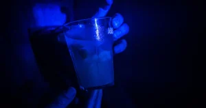 Influenceurs : soirées open bar et cadeaux, un chemin vers l'alcoolisme